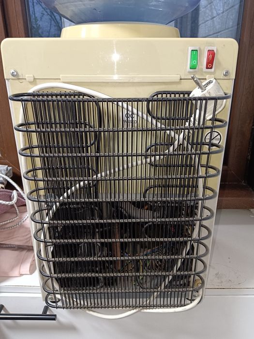 Продам диспенсер для воды с компрессором