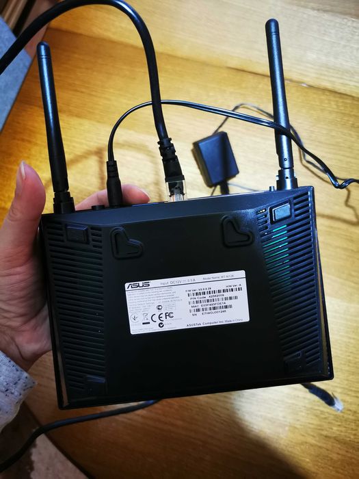 Router Wireless Asus + camera web Logitech cu cd-uri de instalare