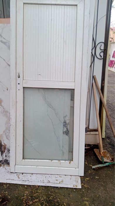 Двери пластиковые и деревянные