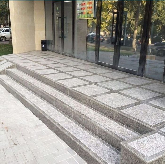 Гранит, травертин, мрамор ступени подступени  балясины тумба