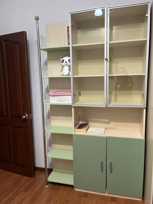 Стол парта и книжный шкаф