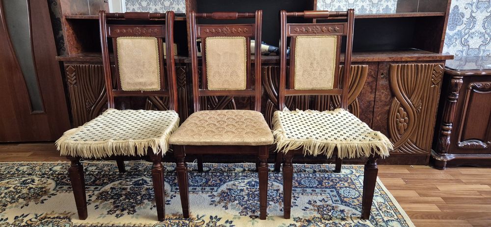 Продам гостевой стол и 8 стульев