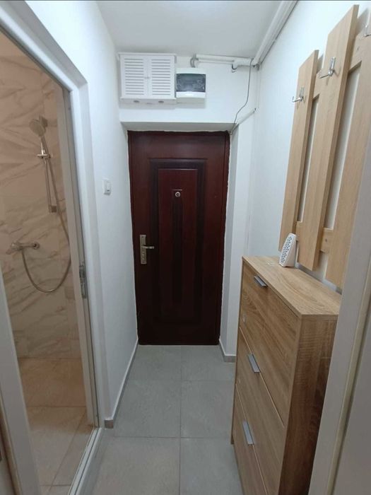 Garsonieră de închiriat vis-a-vis de liceul Teoretic Constantin Noica