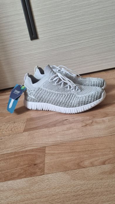 Продам новые кроссовки