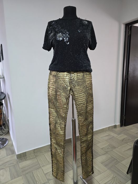 Blugi cu imprimeu snake print auriu, model superb