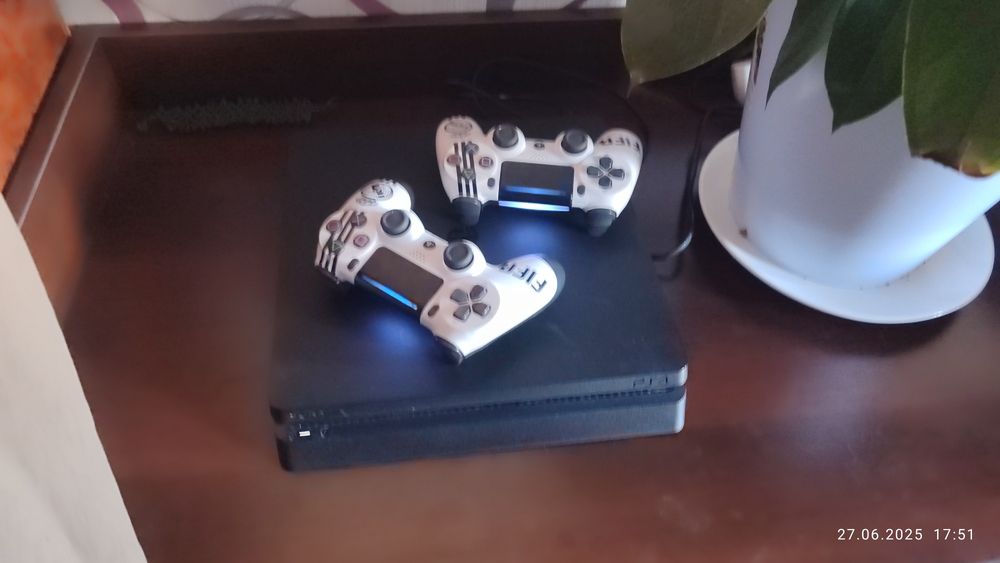 Playstation 4 sotiladi ozimmiki uyda ishlatilgan