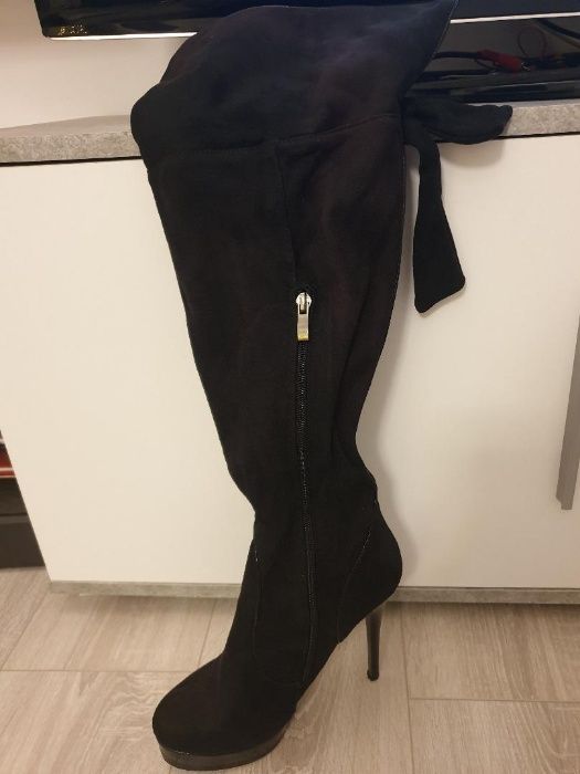 Cizme inalte din piele intoarsa