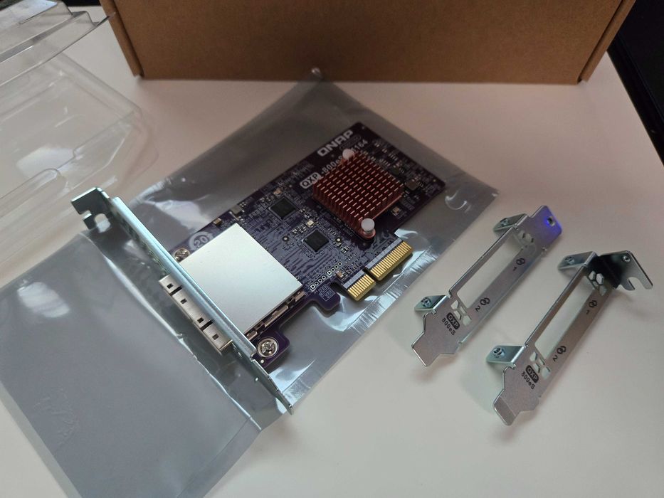 QNAP QXP-800eS-A1164 – nouă, doar testată, cu 3 bracketuri