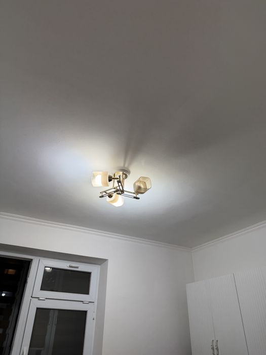 Продаеться люстры