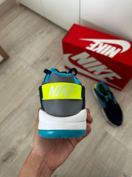 Vând adidași Nike