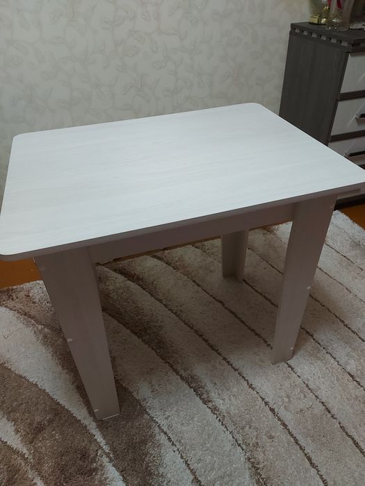 Стол из светлого дерева