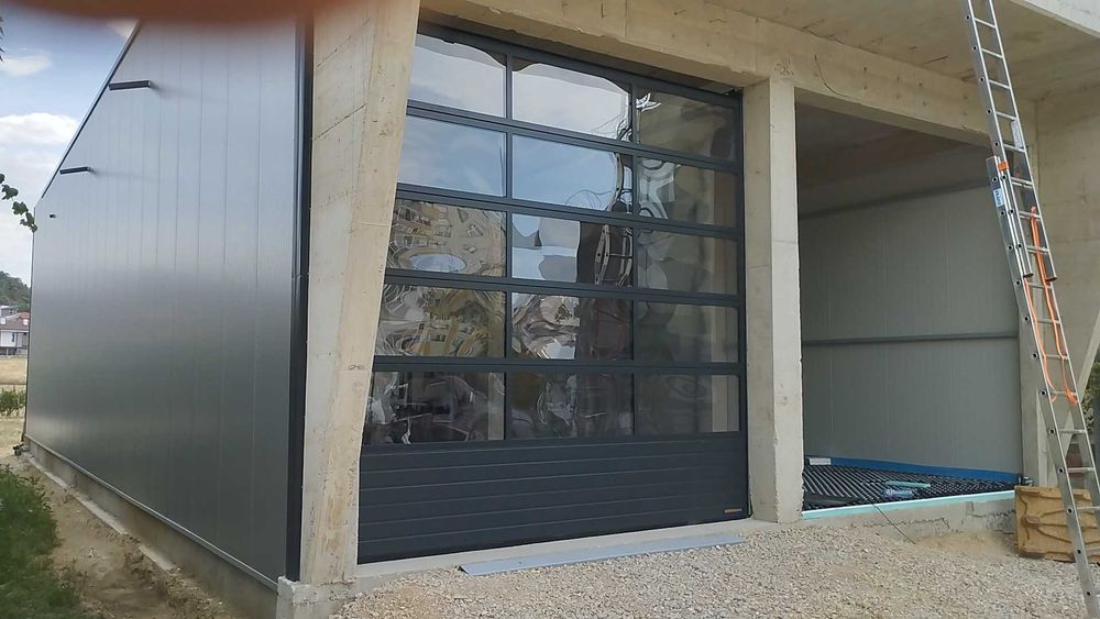 Индустриални секционни врати за халета Хьорман с висока термоизолация