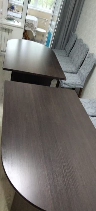 Продам большой гостиный стол.