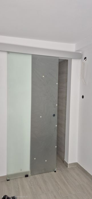 Usa interior culisanta din sticla, cu sistem de culisare