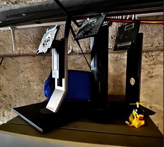 3 стойки за монитори DELL