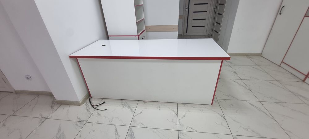 Продам стол-ресепшн