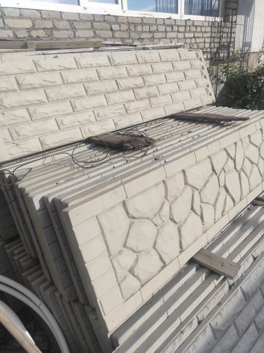 Бетонный забор серого цвета