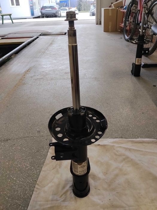 Продавам 1бр. употребяван преден десен амортисьор за Мercedes B180W246