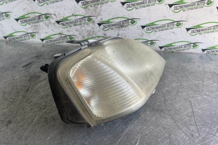 Far dreapta 8200211006 Dacia Logan prima generatie