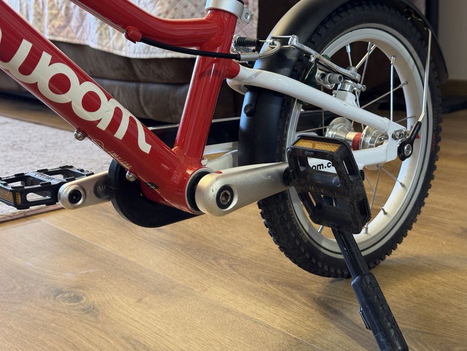 bicicleta roșie WOOM 2 + cască mărimea S - urme de utilizare normale, identificate in imagini cu exactitate