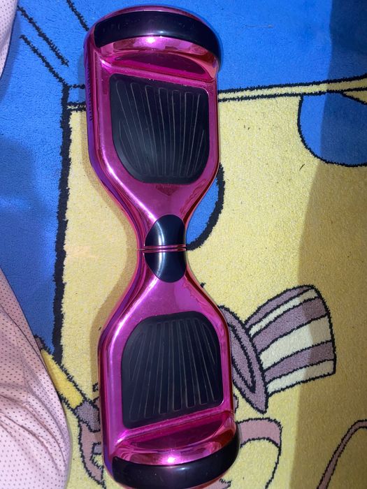 haveboard roz cu luminite pe laterala