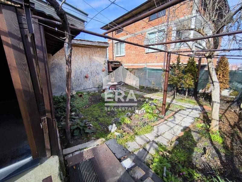 Продава се уютна едноетажна къща с гледка в кв. Хисаря, Хасково!