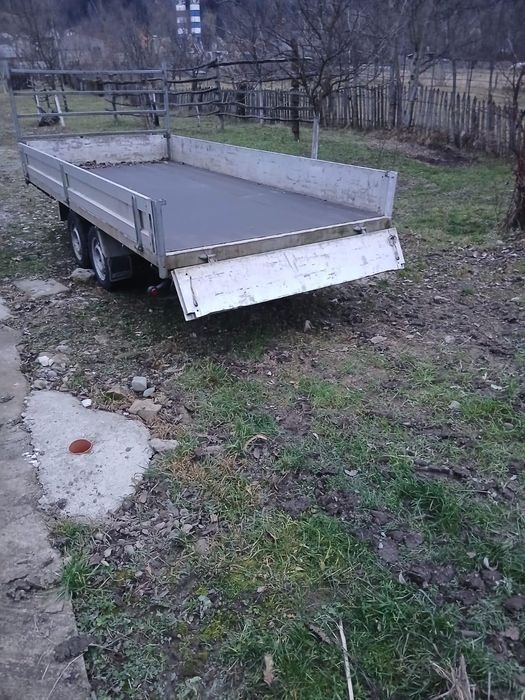 Remorca auto cu sistem de frânare