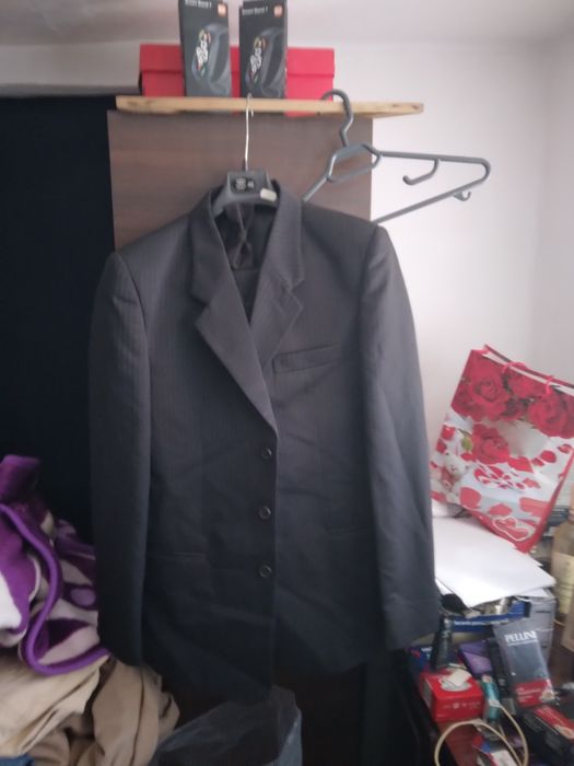 Costum nou mărimea 46 ieftin 150 de lei