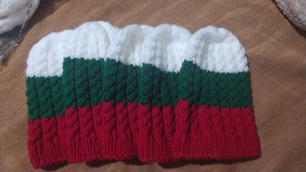 Шапки-ръчно плетени,трибагреник