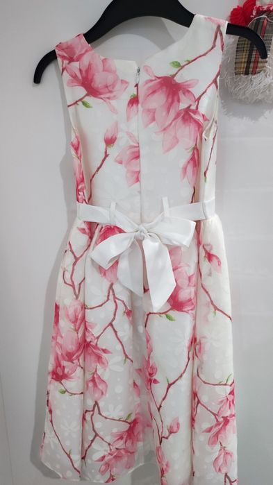 Рокли за момиче . Съвсем нови обличани по един път