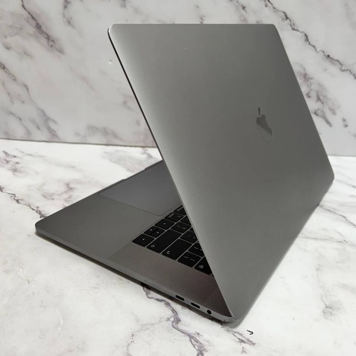 Macbook pro 15inc 2018 i7 16/512