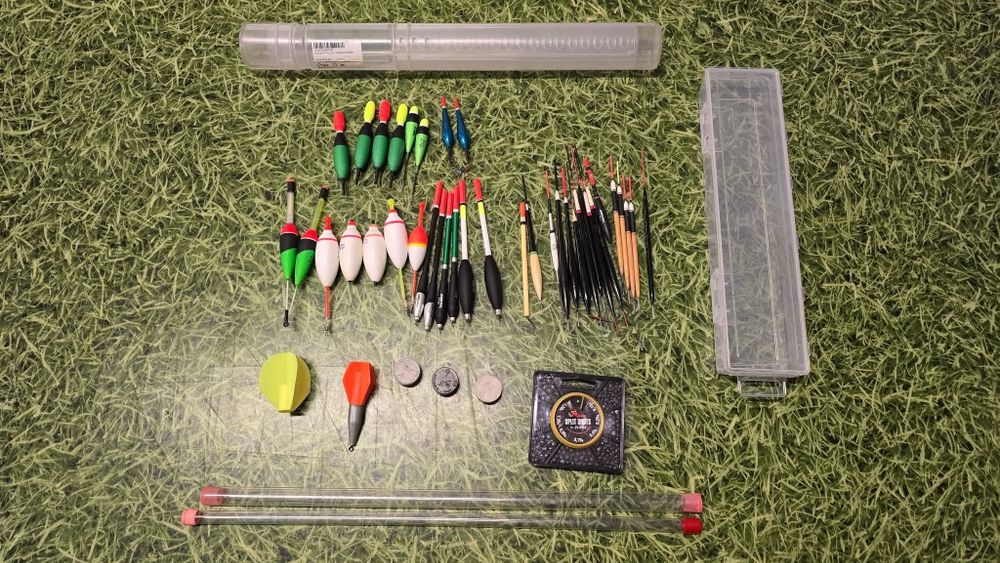 Pachet cu plute si carlige pescuit