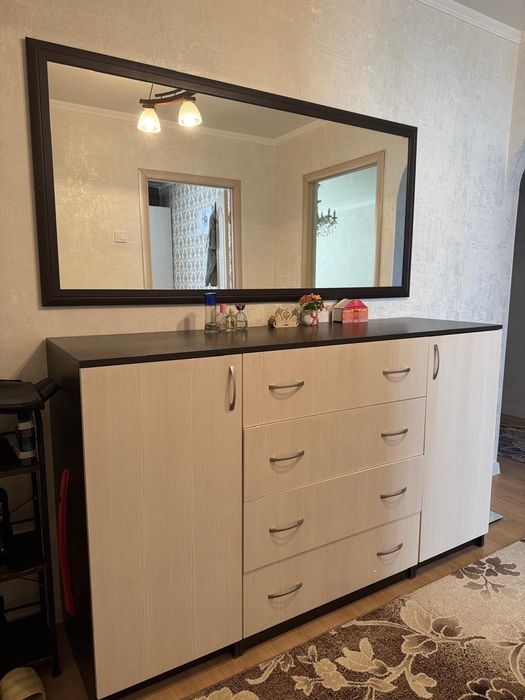 Комод с двумя панелями и  с зеркалом,