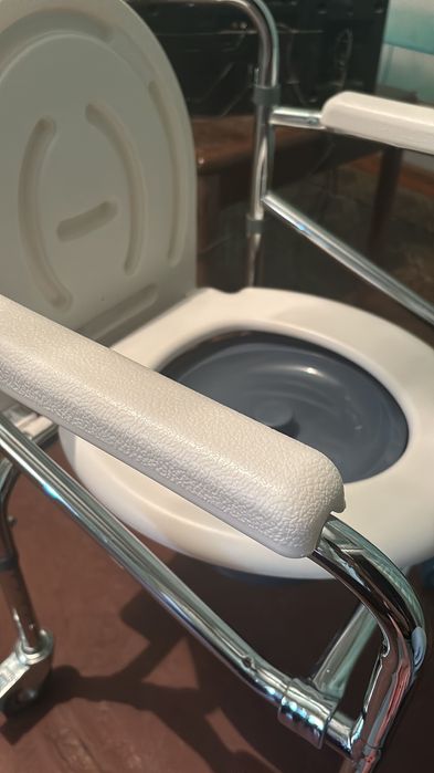 Кресло- туалет с колесиками