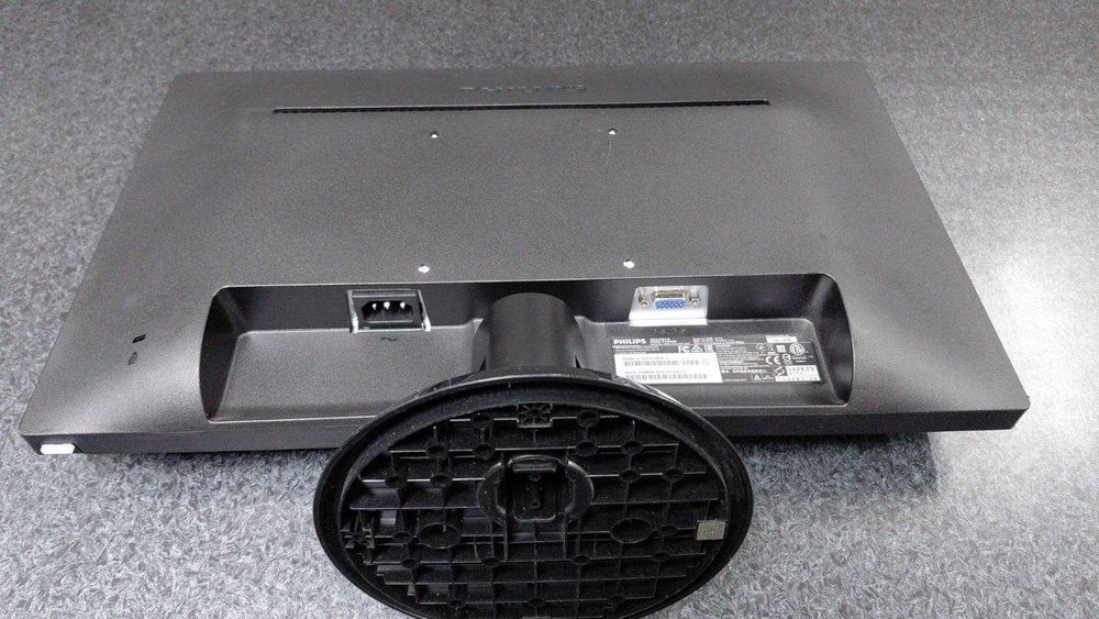 Продавам компютърни кутии и два монитора в много добро състояние