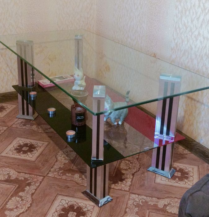 Отдам даром, стол, стекло.