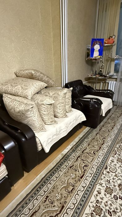 Кожанный диван и два кресло