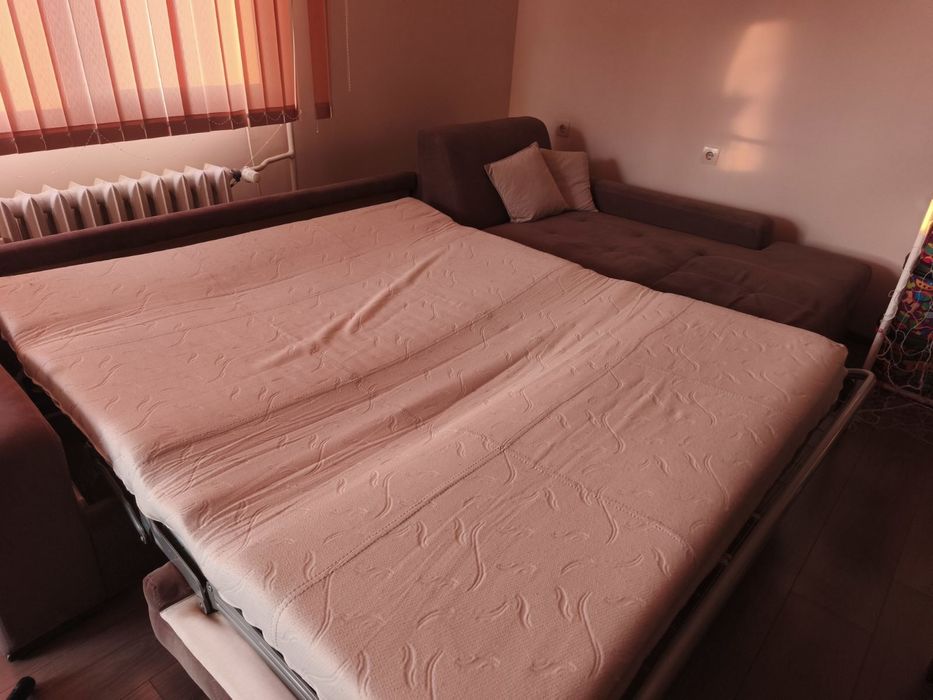 Ъглов диван с функция за сън