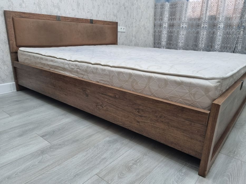 Кровать с матрасом и шкаф
