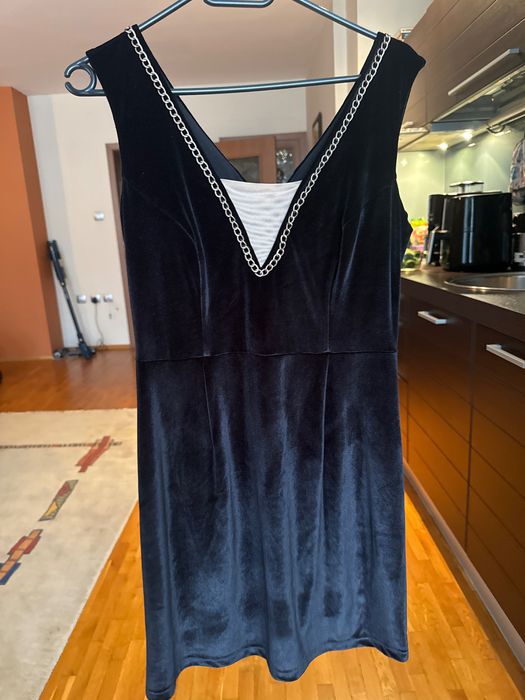 Елегантна черна рокля от кадифе