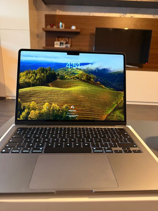 Apple M3 чип, 8-ядрен CPU

16GB обединена памет
256GB SSD