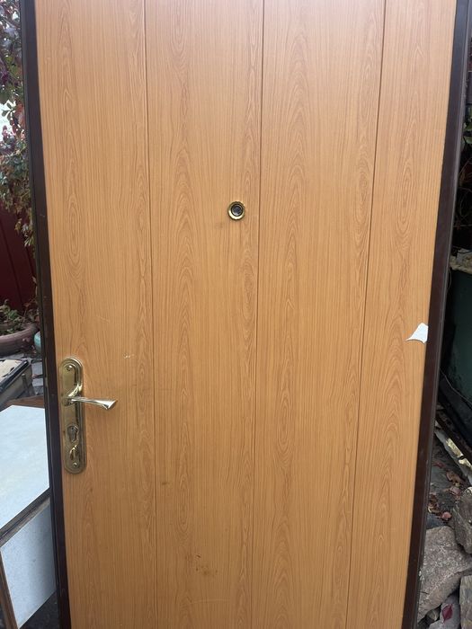 Продам двери, металлическую и дерево