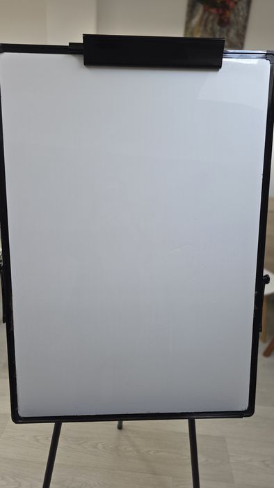 Tablă flipchart / whiteboard pe trepied – stare bună