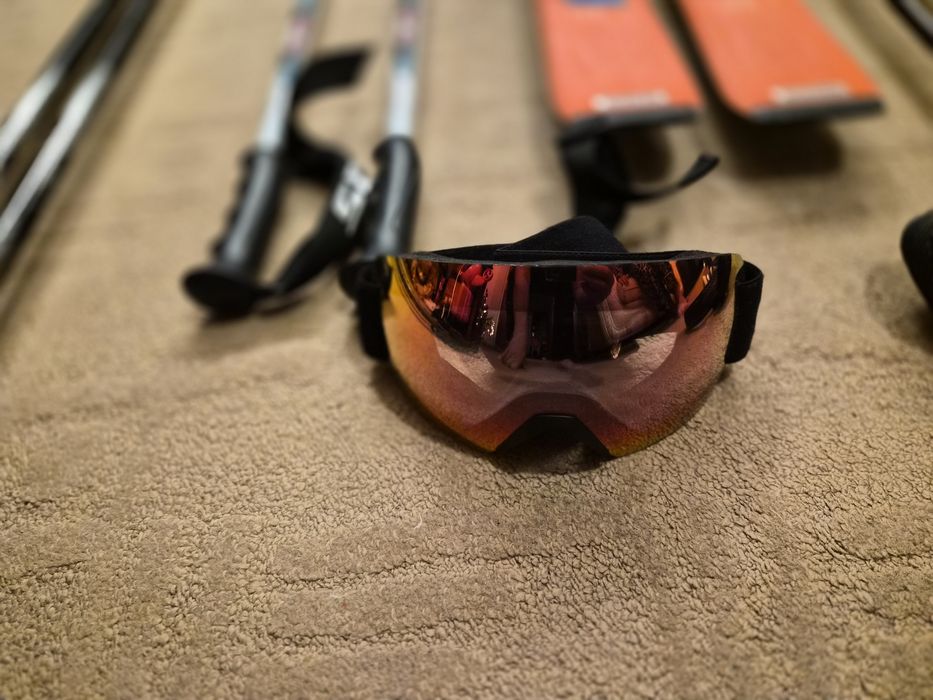 Ски оборудване обувки очила щеки ски