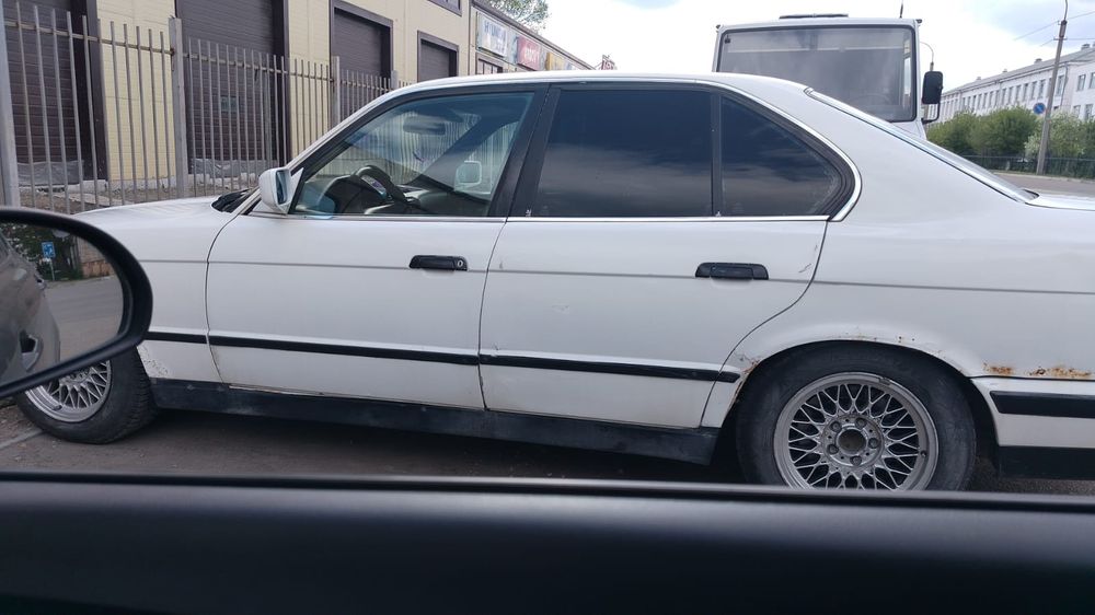 Продаю или меняю авто БМВ е34 М50В25