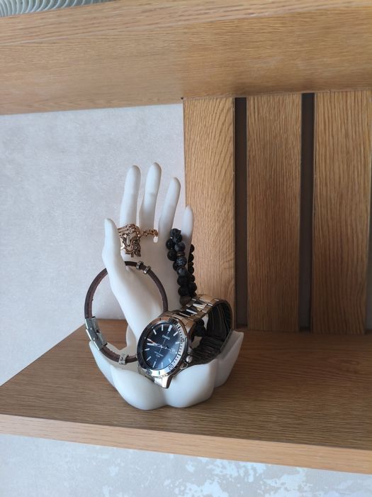 Подставка в форме руки для украшений