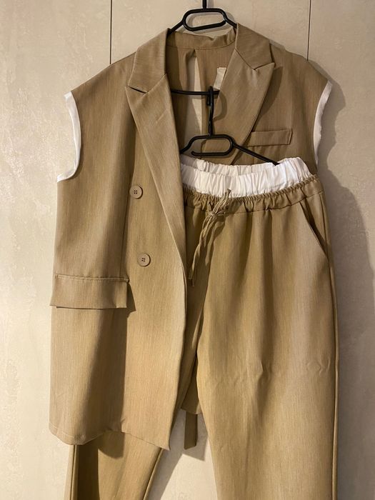 Костюм елек с гол гръб и панталон