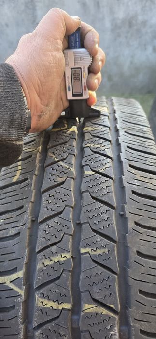 Гуми 2бр 215/65/16 с - 1бр  - 115лв