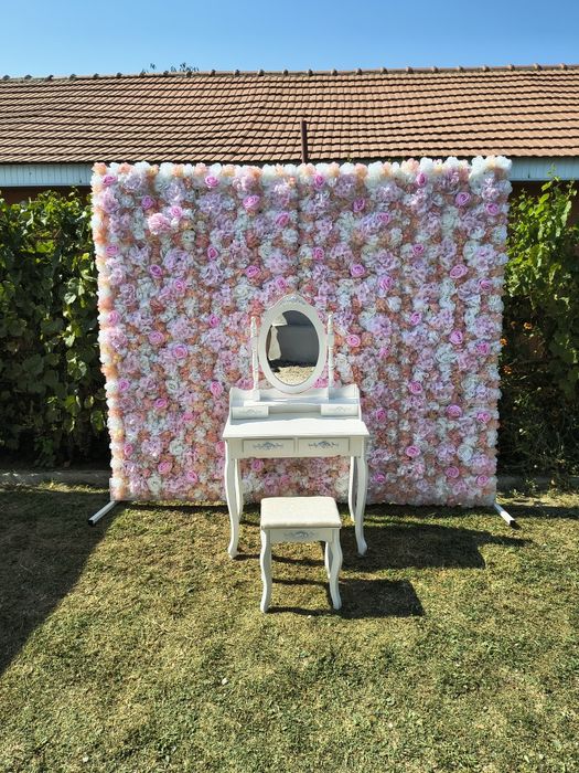 Inchiriez decor evenimente, panou floral, masa + oglinda mireasa , bancuta, photo corner.