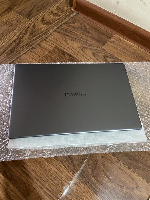 Стильный нов Huawei Core i5 Matebook